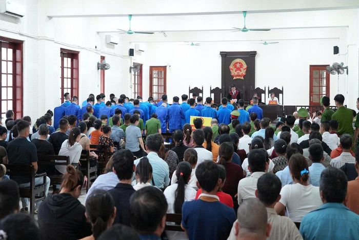 Toàn cảnh phiên xét xử 48 bị cáo.
