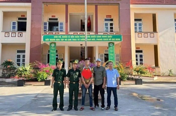 Công an phường Nhị Chiểu phối hợp với Đồn Biên phòng cửa khẩu cảng Dung Quất dẫn giải Đỗ Danh Tân.