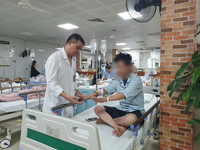 Bệnh viện Bạch Mai tiếp nhận nhiều trường hợp nhập viện sau khi sử dụng thuốc lá điện tử.