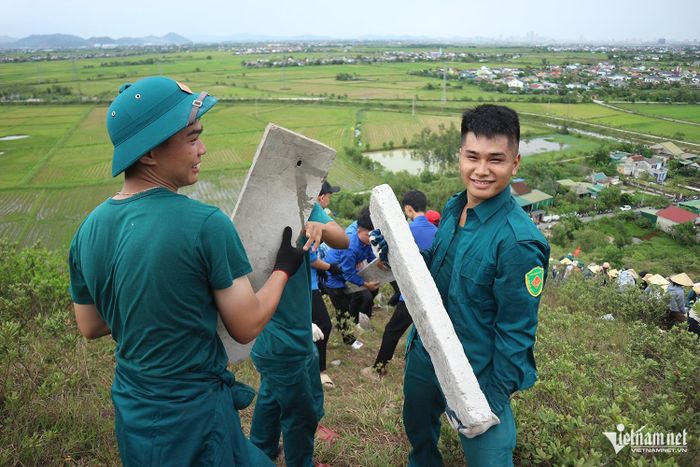 Nụ cười phấn khởi của người dân khi góp sức vào công trình