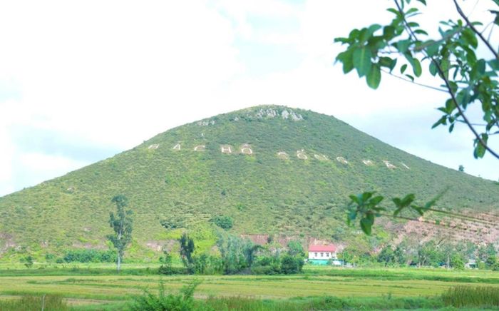 Ảnh tư liệu về dòng chữ "Bác Hồ sống mãi". Ảnh: Cổng thông tin xã Lam Thành