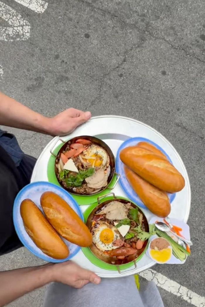 Suất bánh mì chảo đầy đặn. Ảnh: Phe.nyc