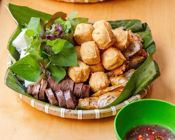 Món bún đậu mắm tôm hút khách của vợ chồng đầu bếp Jerald Head và chị Nhung Đào. Ảnh: NVCC