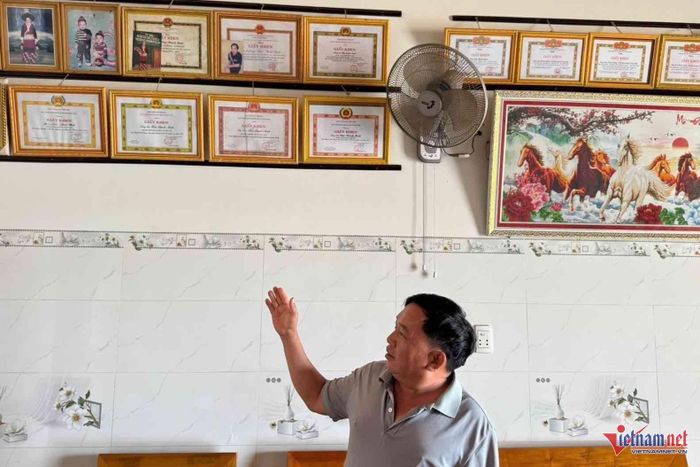 Tron quá trình công tác, anh Bàn Thanh Minh đã nhận được rất nhiều giấy khen từ các cấp chính quyền. Ảnh: Hải Dương