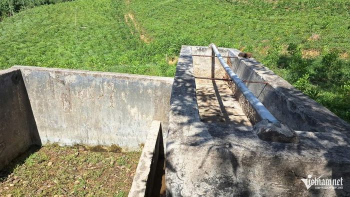 Ở xã miền núi Dân Hóa, hiện có 11 công trình nước sạch tự chảy bị hư hỏng do thiên tai, không còn sử dụng được. Ảnh: Phạm Tiến
