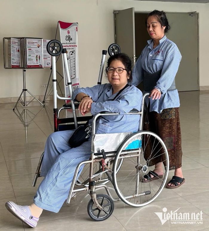 Chị Hà vẫn đều đặn đi tập phục hồi chức năng tại Bệnh viện 19-8. Ảnh: N.Huyền 