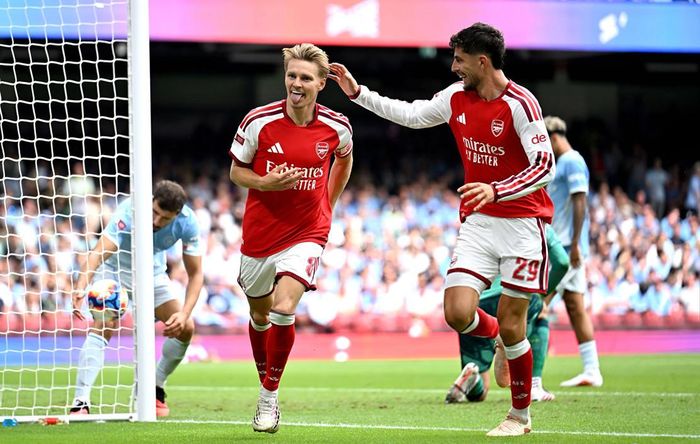 Odegaard ghi dấu ấn ở trận Siêu cúp Anh - Ảnh: AFC Pics