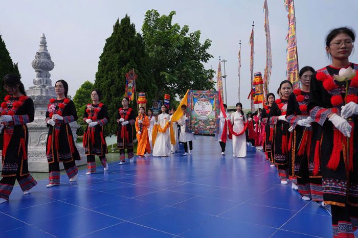 Khối cung rước tòa linh vị liệt sĩ tại Công viên Lê Thị Riêng 