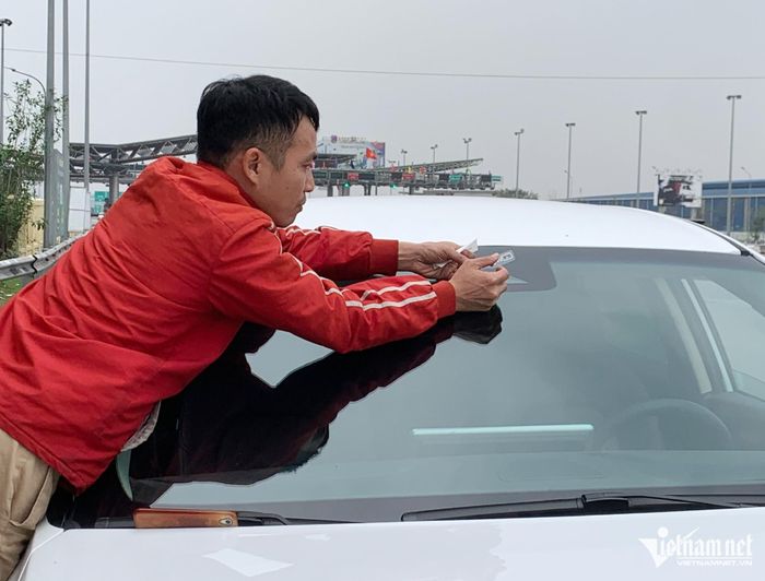 Hiện, người dùng đã mất chi phí dán thẻ một lần khi đăng ký dịch vụ VETC hoặc ePass là 120.000 đồng. Ảnh: Hoàng Hiệp
