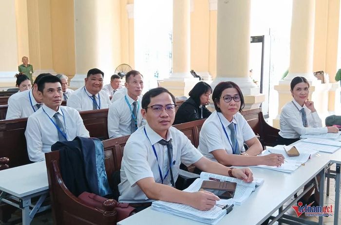Các luật sư tham gia bào chữa cho các bị cáo. Ảnh: TP
