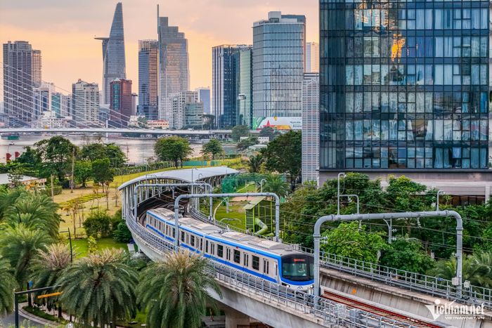 TPHCM mất hơn một thập kỷ để hoàn thành 19,7km của tuyến metro số 1. Ảnh: Nguyễn Huế
