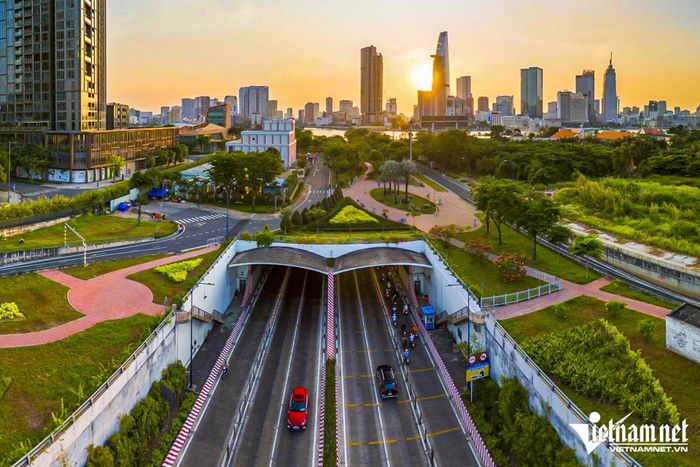 Tại hội nghị, TS.KTS Ngô Viết Nam Sơn cũng đề xuất TPHCM cần tăng cường không gian xanh và kết nối công cộng giữa hai bờ sông Sài Gòn. Ảnh: Nguyễn Huế