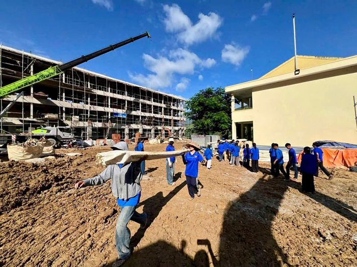 Đoàn viên, thanh niên xã Bắc Lý (Nghệ An) góp sức cùng đơn vị thi công đẩy nhanh tiến độ trước năm học mới. Ảnh: Tỉnh đoàn Nghệ An