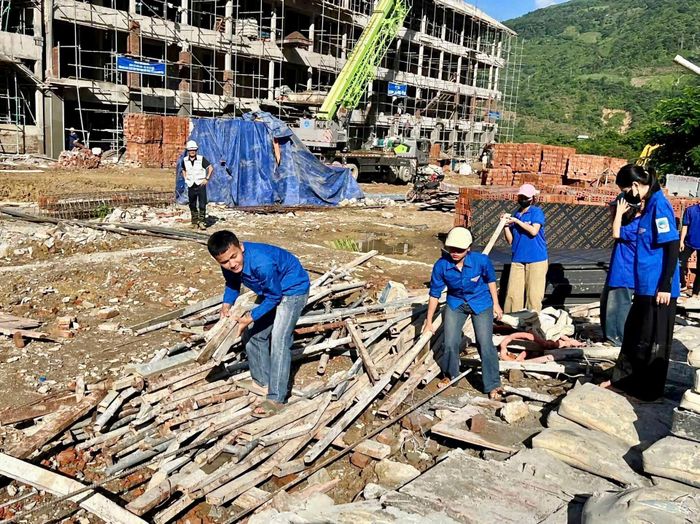 Đoàn viên, thanh niên xã Bắc Lý (Nghệ An) góp sức cùng đơn vị thi công đẩy nhanh tiến độ trước năm học mới. Ảnh: Tỉnh đoàn Nghệ An