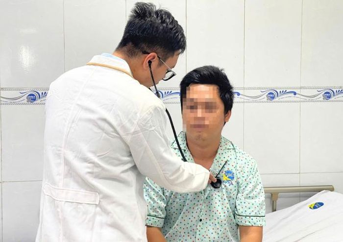 Bác sĩ kiểm tra cho anh C. trước khi xuất viện. Ảnh: Yến Vy.