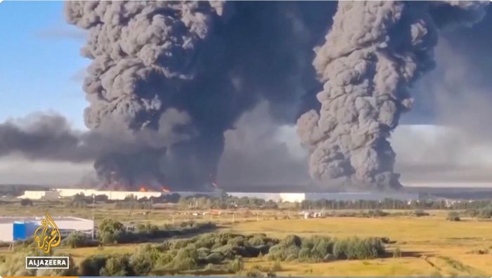 Ukraine tấn công nhà kho Wildberries của Nga gây cháy lớn. Ảnh: Aljazeera.