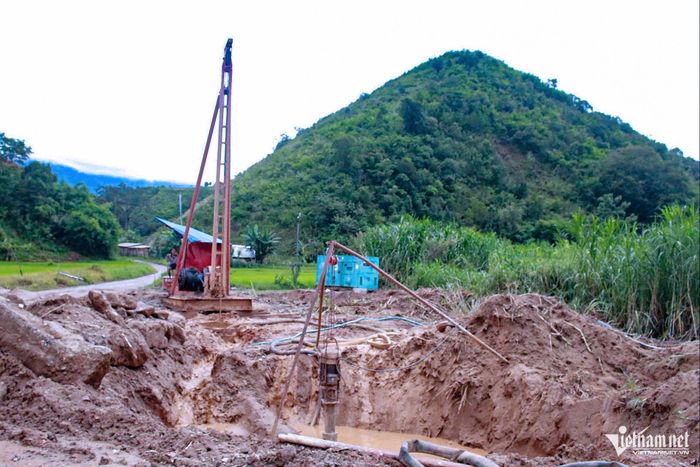 Các đơn vị đang thi công phần trụ cầu. Ảnh: Ngọc Chí