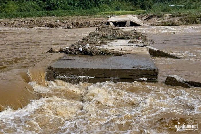 Mỗi khi mưa, cầu tràn Đăk Tung bị ngập và người dân thôn Đăk Non, xã Đăk Pék không thể đi lại (ảnh chụp cuối năm 2025). Ảnh: Ngọc Chí