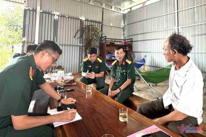 Trung tá Trần Văn Dương (trái)- Chính trị viên phó Ban Chỉ huy Quân sự xã Hòa Phú đang lấy thông tin từ người dân. Ảnh: Hải Dương 