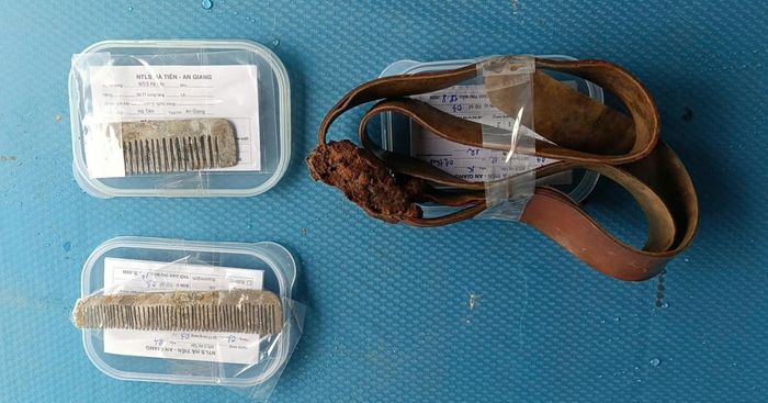 Một số di vật được chôn cùng các liệt sĩ. Ảnh: K.L