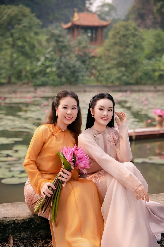 Ca sĩ Thu Hà đăng ảnh bên Tiến sĩ Tân Nhàn và viết: ''Giữa cuộc sống ngoài kia vốn tấp nập và vội vã, đôi khi chỉ cần nghĩ đến việc có một cô bạn thân không cần nói nhiều vẫn hiểu, ngoảnh lại luôn có người bạn chân thành, thương yêu, sẵn sàng đồng hành trên mọi nẻo đường là tớ thấy mình thật sự rất may mắn. Tuổi mới, chúc cậu luôn trẻ đẹp, vững vàng, hạnh phúc và hãy tận hưởng cuộc sống theo cách trọn vẹn nhất nhé''.