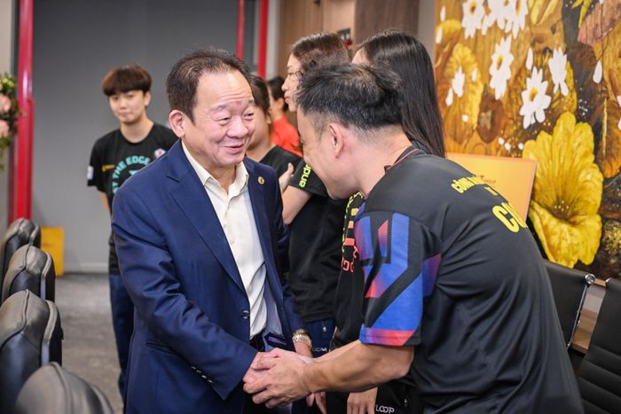 Ông bầu Đỗ Quang Hiển chúc mừng các tay vợt vừa giúp bóng bàn CAND thắng lớn ở giải VĐQG