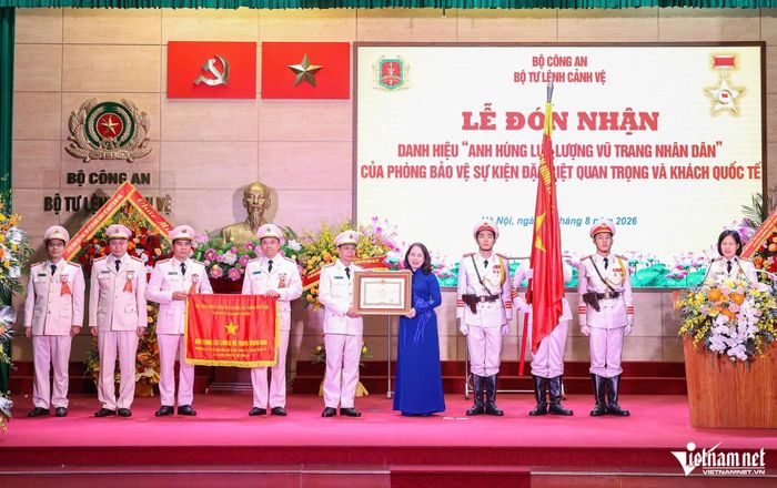 Phó Chủ tịch nước Võ Thị Ánh Xuân trao danh hiệu Anh hùng lực lượng vũ trang nhân dân choPhòng Bảo vệ sự kiện đặc biệt quan trọng và khách quốc tế. Ảnh: Phạm Hải