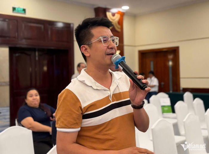  Nhà đầu tư đặt câu hỏi về cổ phiếu cho ông Đoàn Nguyên Đức: Ảnh: Thu Hà
