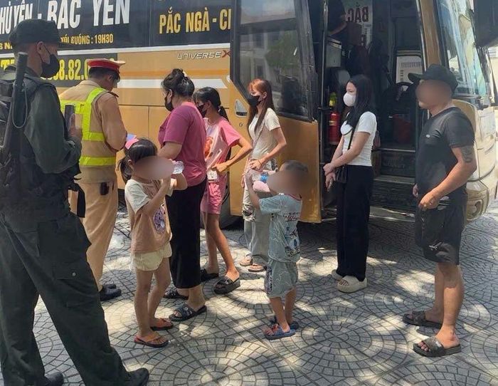 Lực lượng CSGT phát hiện xe khách chở quá tới 48 người so với quy định. Ảnh: CACC