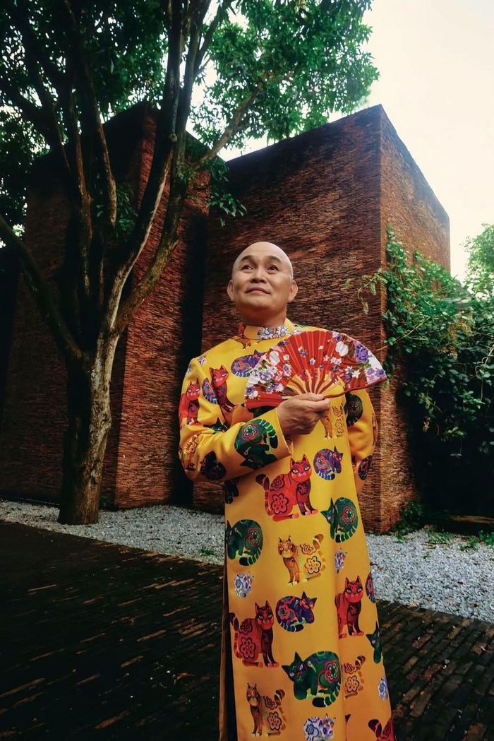 Xuân Hinh trong biệt phủ.