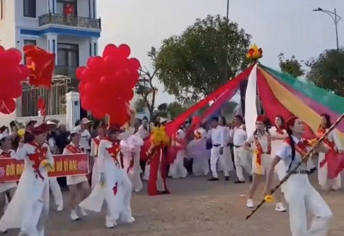 Clip "Đội nghi thức trung niên" được cho ghi lại tại huyện Diễn Châu (cũ), tỉnh Nghệ An (Ảnh cắt từ clip)