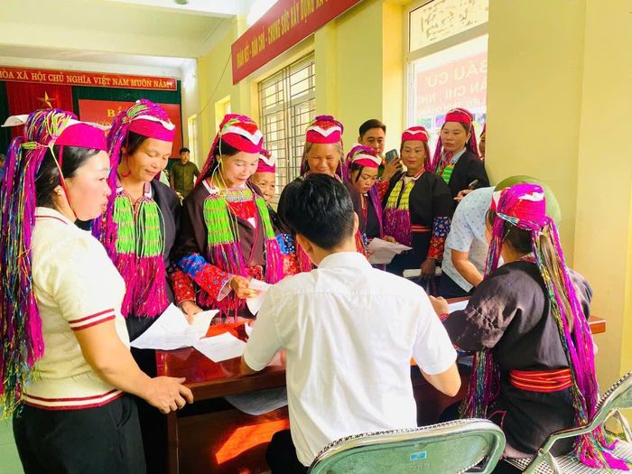 Bà con xã Bình Liêu nô nức tham gia bầu cử trưởng thôn