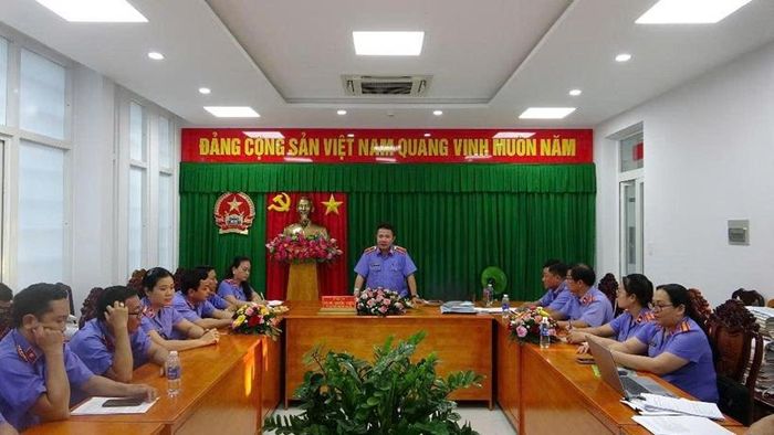 Đồng chí Đặng Quốc Việt, Phó Viện trưởng VKSND tỉnh Vĩnh Long phát biểu kết luận.