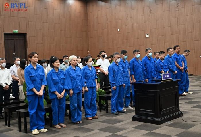  Các bị cáo tại phiên tòa. Bị cáo Nghiêm Quốc Hưng (đứng thứ 2 mặc áo xanh, hàng trên từ phải qua). 