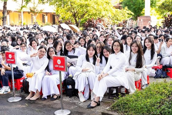 Học sinh trường công lập tại TP Hồ Chí Minh khai giảng năm học mới.
