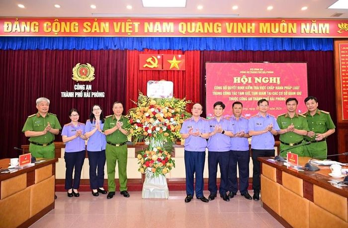  Đoàn tặng hoa chúc mừng Công an TP Hải Phòng nhân dịp kỷ niệm 81 năm ngày truyền thống Công an nhân dân (19/8/1945 - 19/8/2026) và 21 năm ngày hội toàn dân bảo vệ An ninh Tổ quốc (19/8/2005 - 19/8/2026).