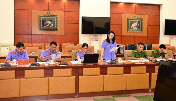  Đoàn công bố Quyết định tại hội nghị.