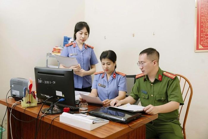  VKSND khu vực 3 phối hợp với Công an để rà soát các đơn vị doanh nghiệp trên địa bàn