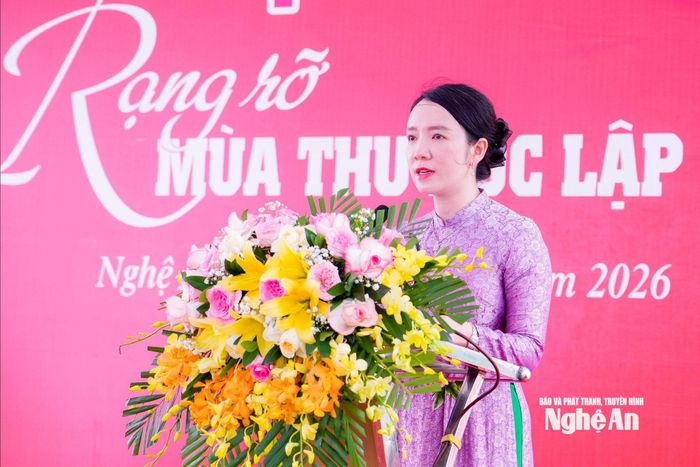 Đồng chí Trần Thị Mỹ Hạnh - Ủy viên Ban Chấp hành Đảng bộ tỉnh, Giám đốc Sở Văn hóa, Thể thao và Du lịch phát biểu khai mạc. Ảnh: Phạm Bằng