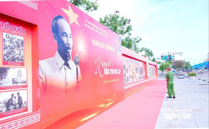 Các đại biểu tham quan trưng bày chuyên đề "Rạng rỡ mùa Thu Độc lập". Ảnh: Phạm Bằng