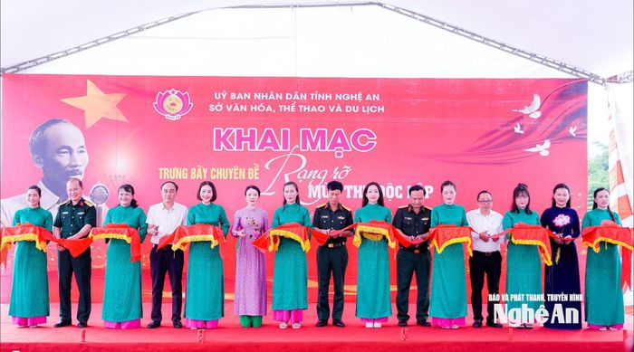 Các đồng chí lãnh đạo cắt băng khai mạc trưng bày chuyên đề "Rạng rỡ mùa Thu Độc lập". Ảnh: Phạm Bằng