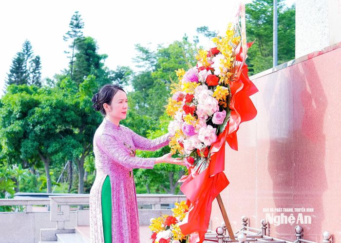 Đoàn đại biểu thành kính dâng lẵng hoa tươi thắm trước tượng đài Bác Hồ tại Quảng trường Hồ Chí Minh. Ảnh: Phạm Bằng