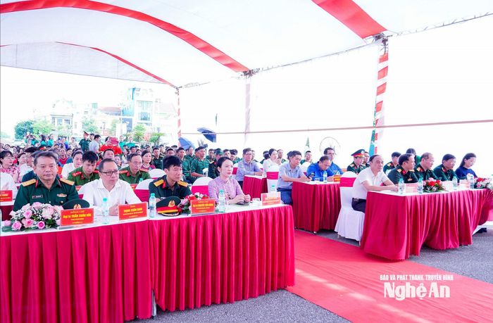 Lãnh đạo Quân khu 4, Ban Tuyên giáo và Dân vận Tỉnh uỷ, Sở Văn hóa, Thể thao và Du lịch và các đại biểu dự lễ khai mạc. Ảnh: Phạm Bằng