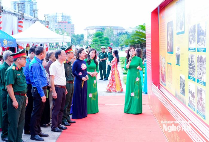 Các đại biểu tham quan trưng bày chuyên đề "Rạng rỡ mùa Thu Độc lập". Ảnh: Phạm Bằng