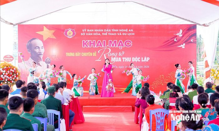 Chương trình văn nghệ chào mừng lễ khai mạc. Ảnh: Phạm Bằng