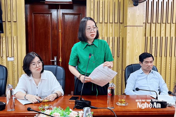 Phó Giám đốc Báo và PTTH Nghệ An Trần Thị Thanh Huyền thông tin về kịch bản truyền hình trực tiếp Lễ tuyên dương. Ảnh: Thu Hiền