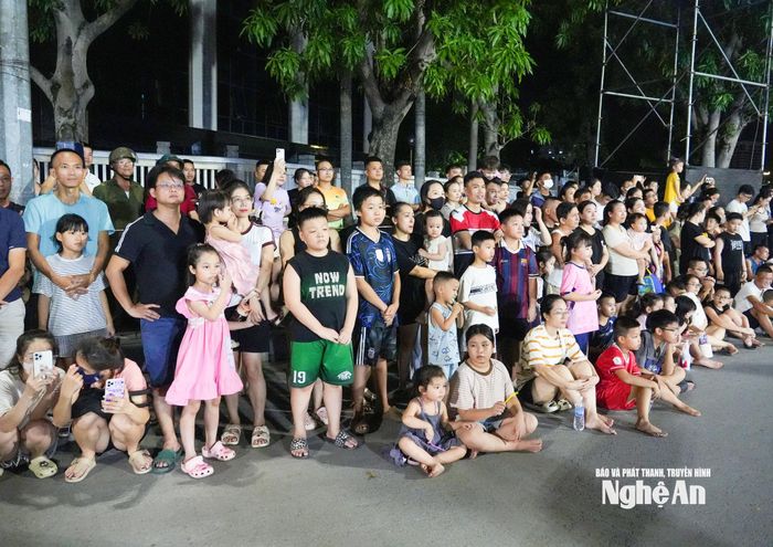 Người dân và du khách xem tổng duyệt Lễ hội đường phố Carnival Nghệ An 2026 với chủ đề “Ánh dương bất tận” vào tối 17/8. Ảnh: Minh Quân