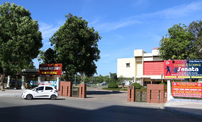 Nhà Văn hóa Lao động tỉnh là một trong 3 địa điểm nhận và trông giữ xe miễn phí. Ảnh: Nguyễn Hải