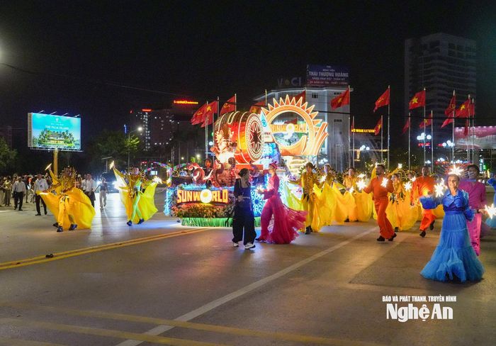 Đoàn Carnival với những xe mô hình rực sáng cùng các tốp nghệ sĩ di chuyển trên đường Trường Thi trong đêm tổng duyệt 17/8. Theo kịch bản, chương trình gồm 3 xe mô hình và 4 tốp diễu hành. Ảnh: Minh Quân