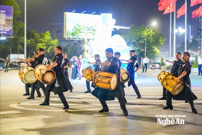 Những nghệ sĩ Malambo tại tổng duyệt Lễ hội đường phố Carnival Nghệ An 2026 với chủ đề “Ánh dương bất tận” vào tối 17/8. Ảnh: Minh Quân.